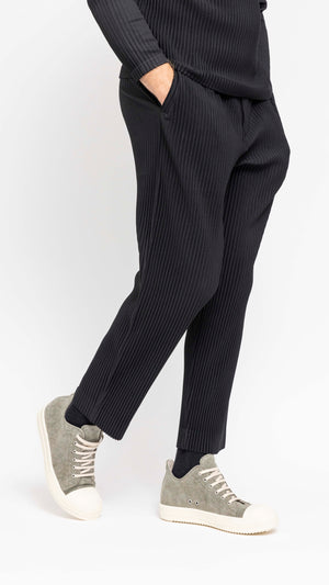 HOMME PLISSÉ ISSEY MIYAKE BLACK BASICS PANTS