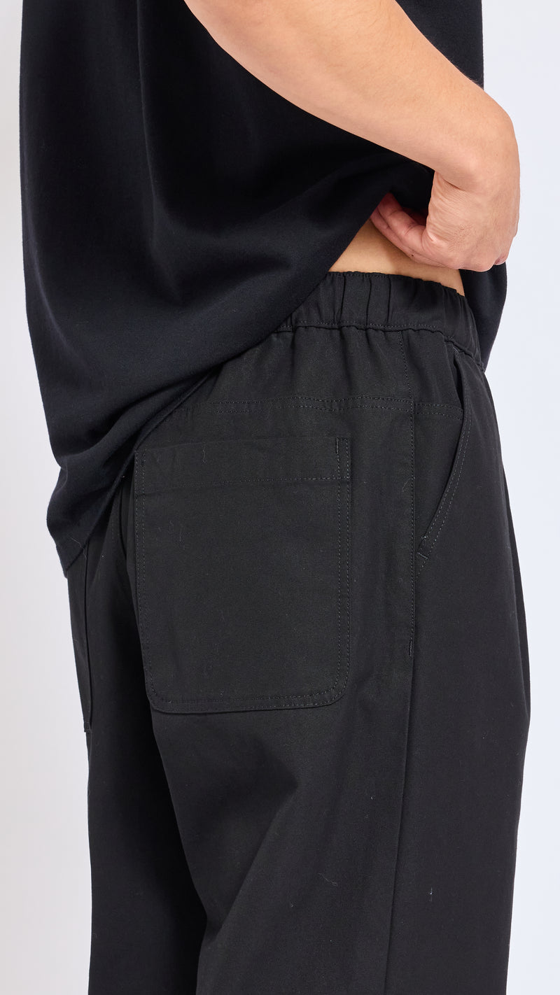 UNDERCOVER BLACK ELASTIC WAIST COTTON PANTS.