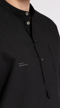 UNDERCOVER BLACK COLLARLESS PULLOVER SHIRT