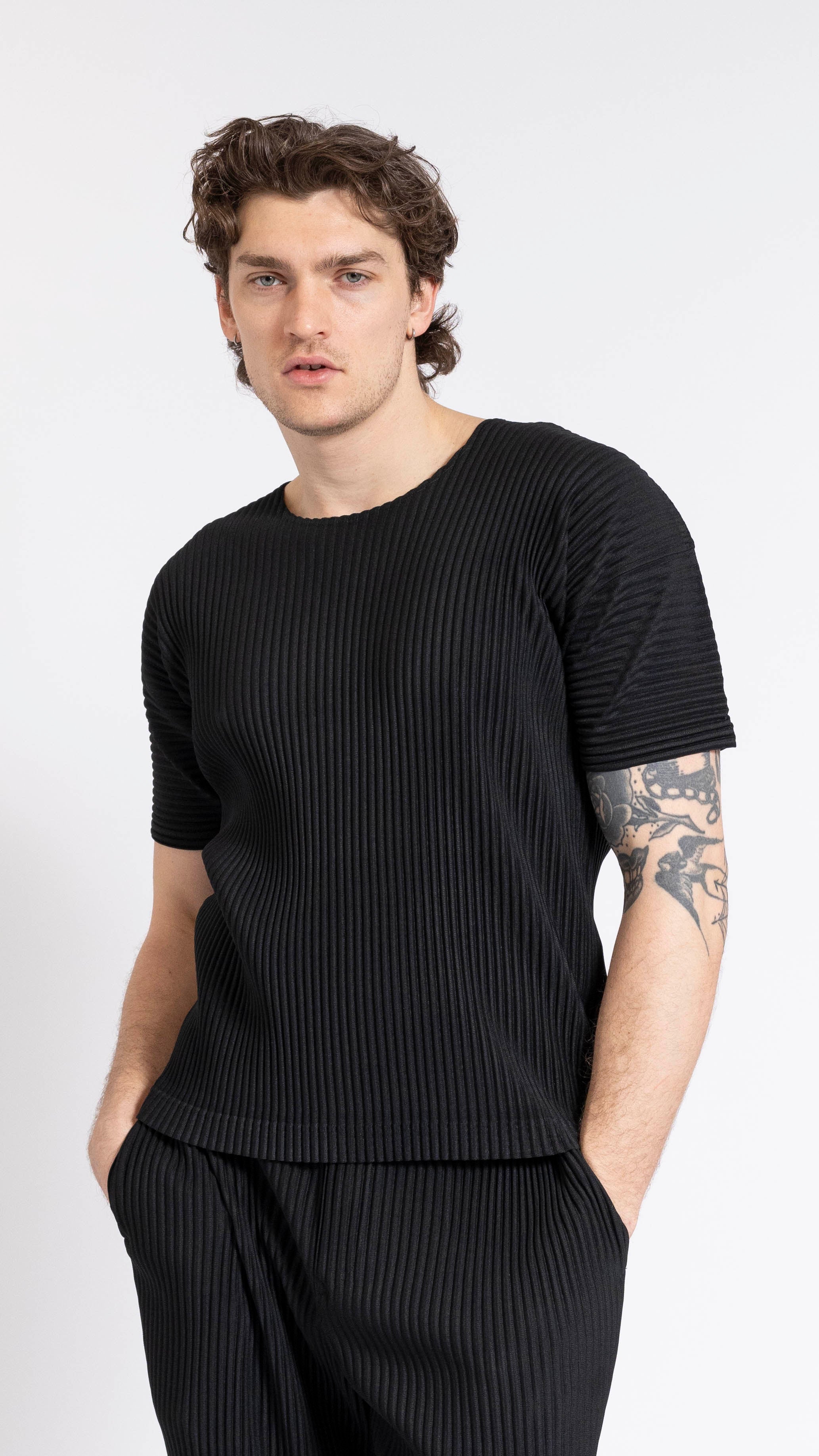 HOMME PLISSÈ ISSEY MIYAKE BLACK BASICS T-SHIRT – AREA+001