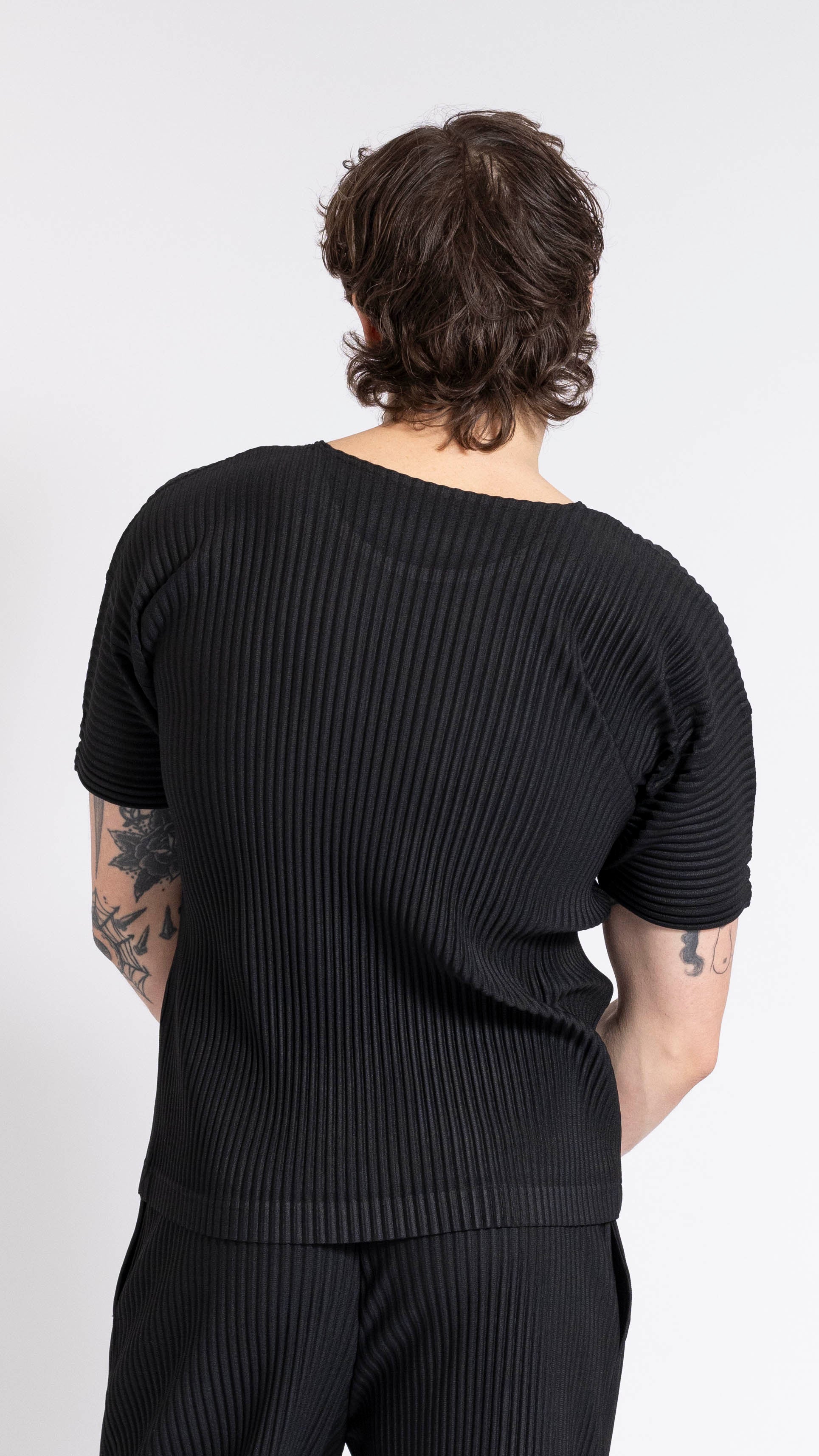 HOMME PLISSÈ ISSEY MIYAKE BLACK BASICS T-SHIRT – AREA+001