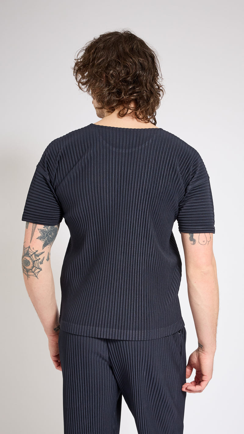 HOMME PLISSÈ ISSEY MIYAKE NAVY BASICS T-SHIRT – AREA+001