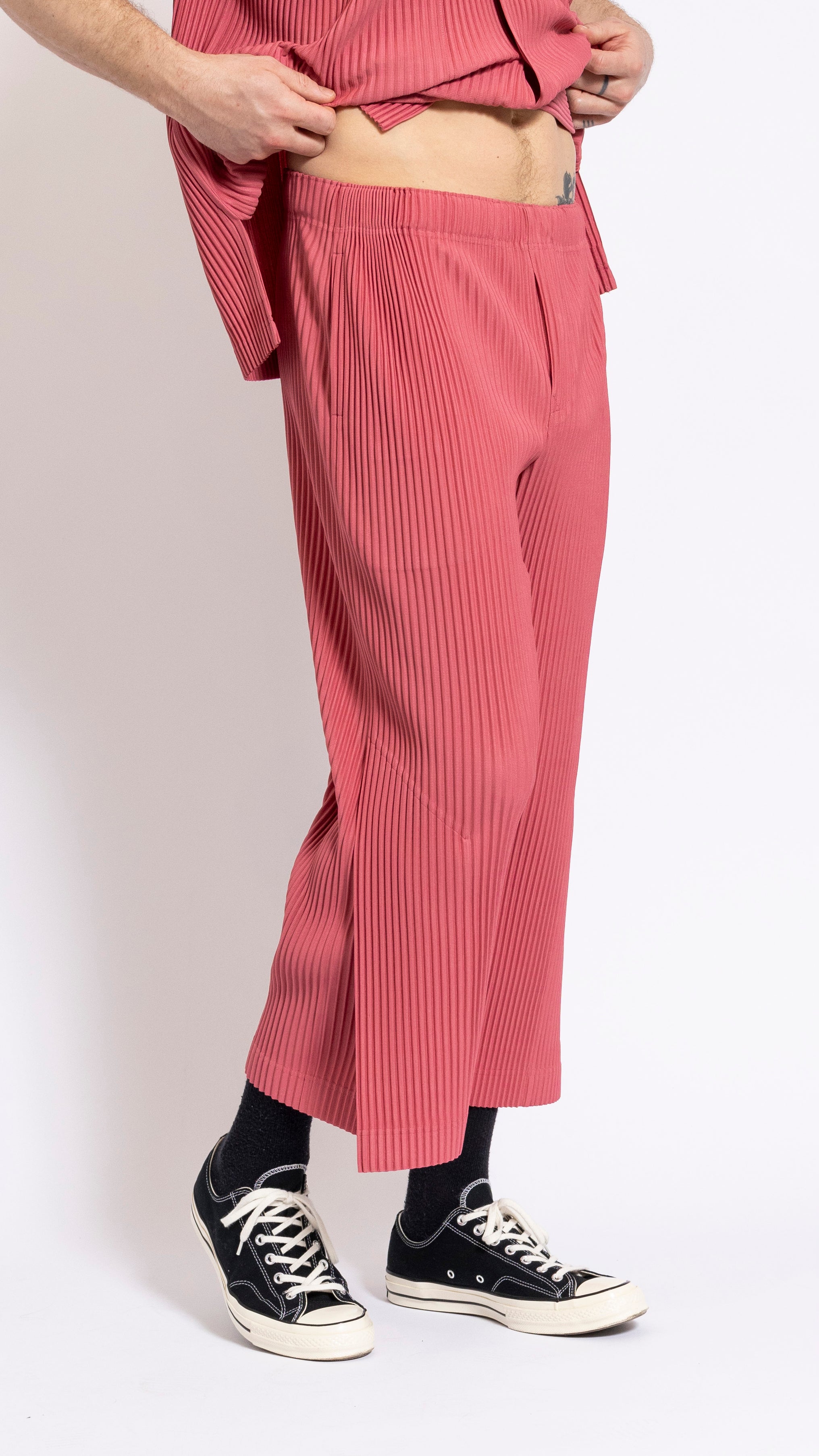 ISSEI MIYAKE シルク赤パンツ HOMME PLISSÉ ISSEY MIYAKE DUSKY RED APRIL PANTS – AREA+001